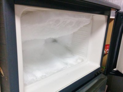 2ドア冷蔵庫の冷凍庫に霜がはる